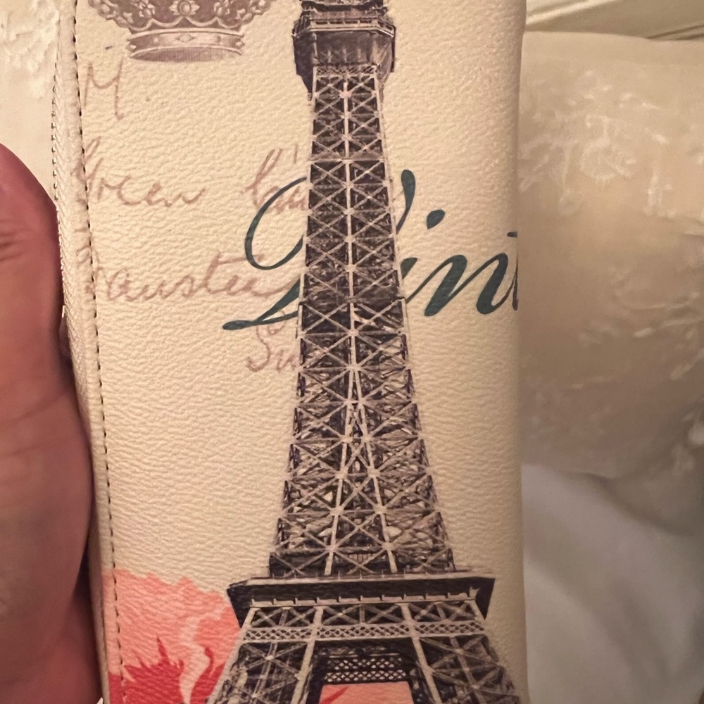 Can be used as a wallet. New came  without the strap to be used as a wristlet.